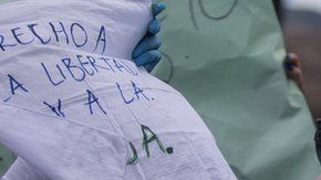 Familiares de presos se han manifestado en el exterior de la cárcel colombiana de La Picota para que liberen a sus allegados.