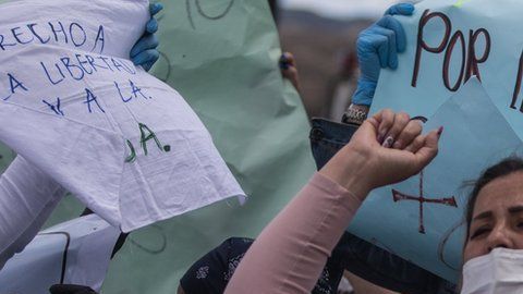 Familiares de presos se han manifestado en el exterior de la cárcel colombiana de La Picota para que liberen a sus allegados.