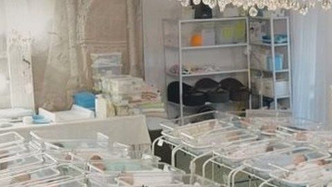 35 bebés de diferentes nacionalidades se encuentran varados en un cuarto de hotel en Kiev, Ucrania.