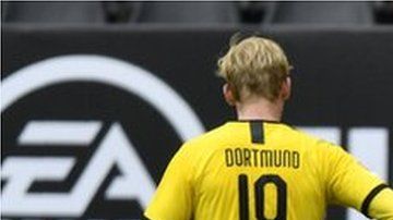 Borussia Dortmund derrotó 4-0 al Schalke, pero los jugadores apenas y pudieron celebrarlo juntos.