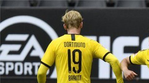 Borussia Dortmund derrotó 4-0 al Schalke, pero los jugadores apenas y pudieron celebrarlo juntos.