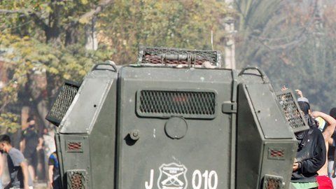 Con piedras y palos, los manifestantes se enfrentaron a los carabineros.