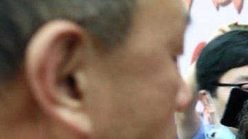 El momento en que Li Jingzhi ve a su hijo por primera vez tras 32 años desaparecido.