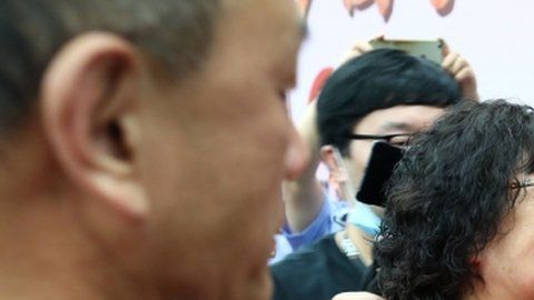 El momento en que Li Jingzhi ve a su hijo por primera vez tras 32 años desaparecido.