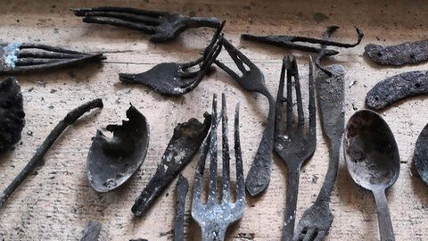 Los prisioneros escondieron decenas de artículos, incluidos cubiertos, tijeras y trozos de cuero.