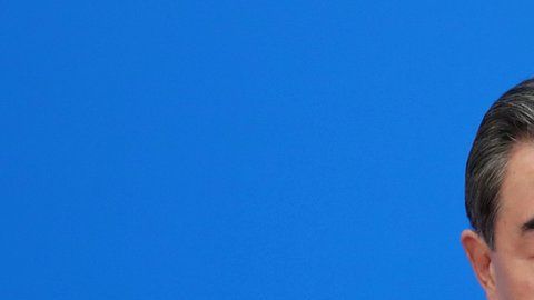 El canciller Wang Yi acusó a Estados Unidos de diseminar teorías falsas y conspiraciones sobre China.