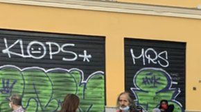 Las colas de gente a la espera de recibir alimentos se han hecho comunes en algunos puntos de Madrid, España.