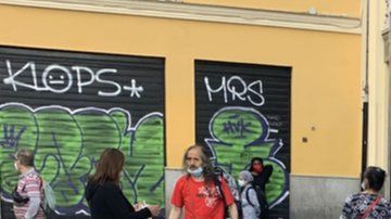 Las colas de gente a la espera de recibir alimentos se han hecho comunes en algunos puntos de Madrid, España.