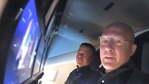 Behnken (al fondo) y Hurley llamaron a la base en la Tierra antes de irse a dormir.