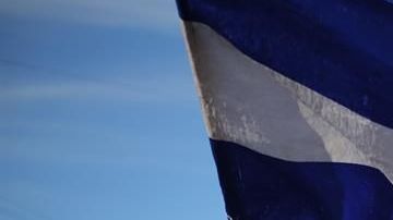 Miembros de una de las caravanas migrantes. En primer plano,  portan la bandera de Honduras.