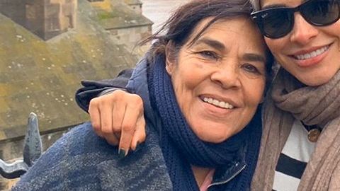 Alejandra Espinoza, Chiqui Delgado y Rafa Araneda con sus madres