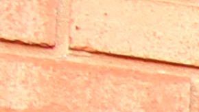 Un hombre aguarda su turno para entrar en una barbería en Atlanta, Georgia.