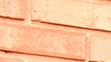 Un hombre aguarda su turno para entrar en una barbería en Atlanta, Georgia.