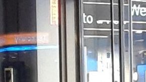 Unos 5 indigentes compartiendo la entrada de un banco en Union Sq, NYC