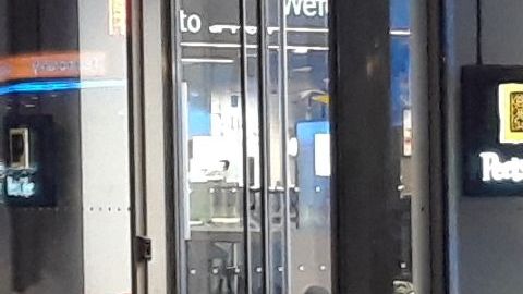 Unos 5 indigentes compartiendo la entrada de un banco en Union Sq, NYC