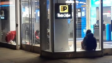 Unos 5 indigentes compartiendo la entrada de un banco en Union Sq, NYC