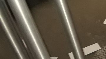 Correspondencia acumulada en tienda cerrada en NYC