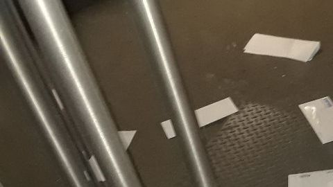 Correspondencia acumulada en tienda cerrada en NYC