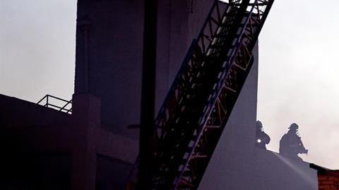 Bomberos en la escena de la explosión.