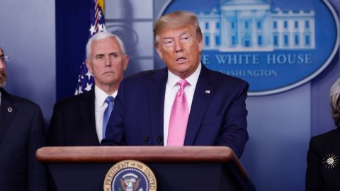 Trump y Pence participan en el informe sobre el coronavirus en EEUU.