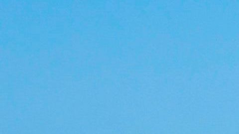 los bancos se tapan con cinta de precaución para mantener la distancia en Asbury Park, Nueva Jersey.