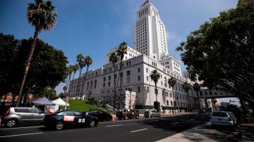 Protesta frente al Ayuntamiento de Los Angeles exige la cancelación del pago de rentas.