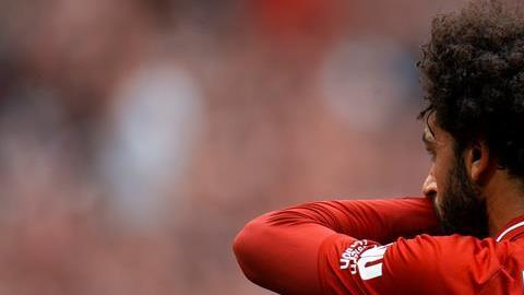 Mohamed Salah deberá pagar una considerable multa por hablar con su celular mientras conducía