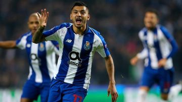 Jesús Corona anotó el segundo gol de la noche, para el triunfo 3-1 del FC Porto sobre Schalke 04