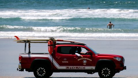 Una patrulla del Guardacostas en la playa de Huntington Beach.