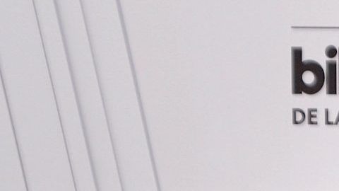 Anuel AA junto a su novia Karol G.