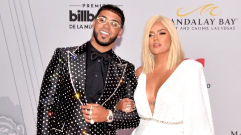 Anuel AA junto a su novia Karol G.