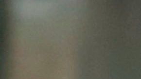 AME6733. TEGUCIGALPA (HONDURAS), 30/04/2020.- Una mujer trabaja en la limpieza de una avenida este jueves, en Tegucigalpa (Honduras). EFE/ Gustavo Amador