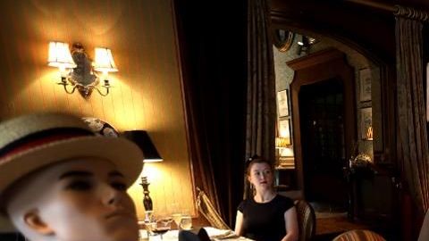 Maniquíes en restaurantes para rellenar el espacio por el distanciamiento social.