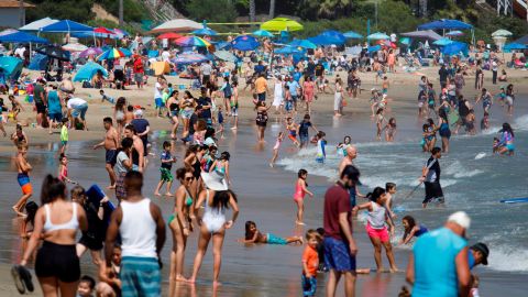 En las playas del sur de California se vio a miles de personas.