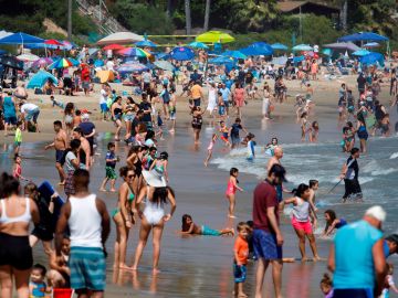 En las playas del sur de California se vio a miles de personas.