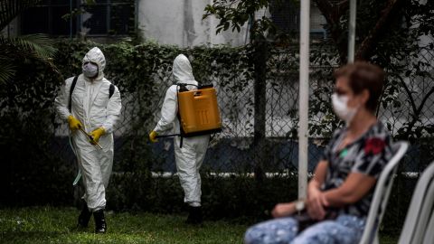 Miembros del ejército brasileño desinfectan una unidad médica en Río de Janeiro.