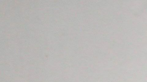 Una joven camina frente a un letrero que indica que el uso de la máscara es obligatorio en el transporte público en Sao Paulo.