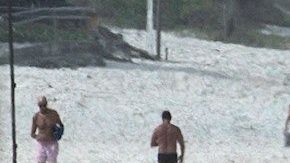 Decenas de personas disfrutan de la playa de Brarra de tijuca este viernes, pese a que las autoridades en la ciudad han pedido a los ciudadanos respetar las medidas de aislamiento por la pandemia de coronavirus, en Río de Janeiro (Brasil). EFE/Antonio Lacerda