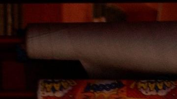 Habitantes de Brasilia, con cubrebocas, hacen sus compras sabatinas en una calle de esta ciudad.