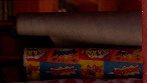 Habitantes de Brasilia, con cubrebocas, hacen sus compras sabatinas en una calle de esta ciudad.