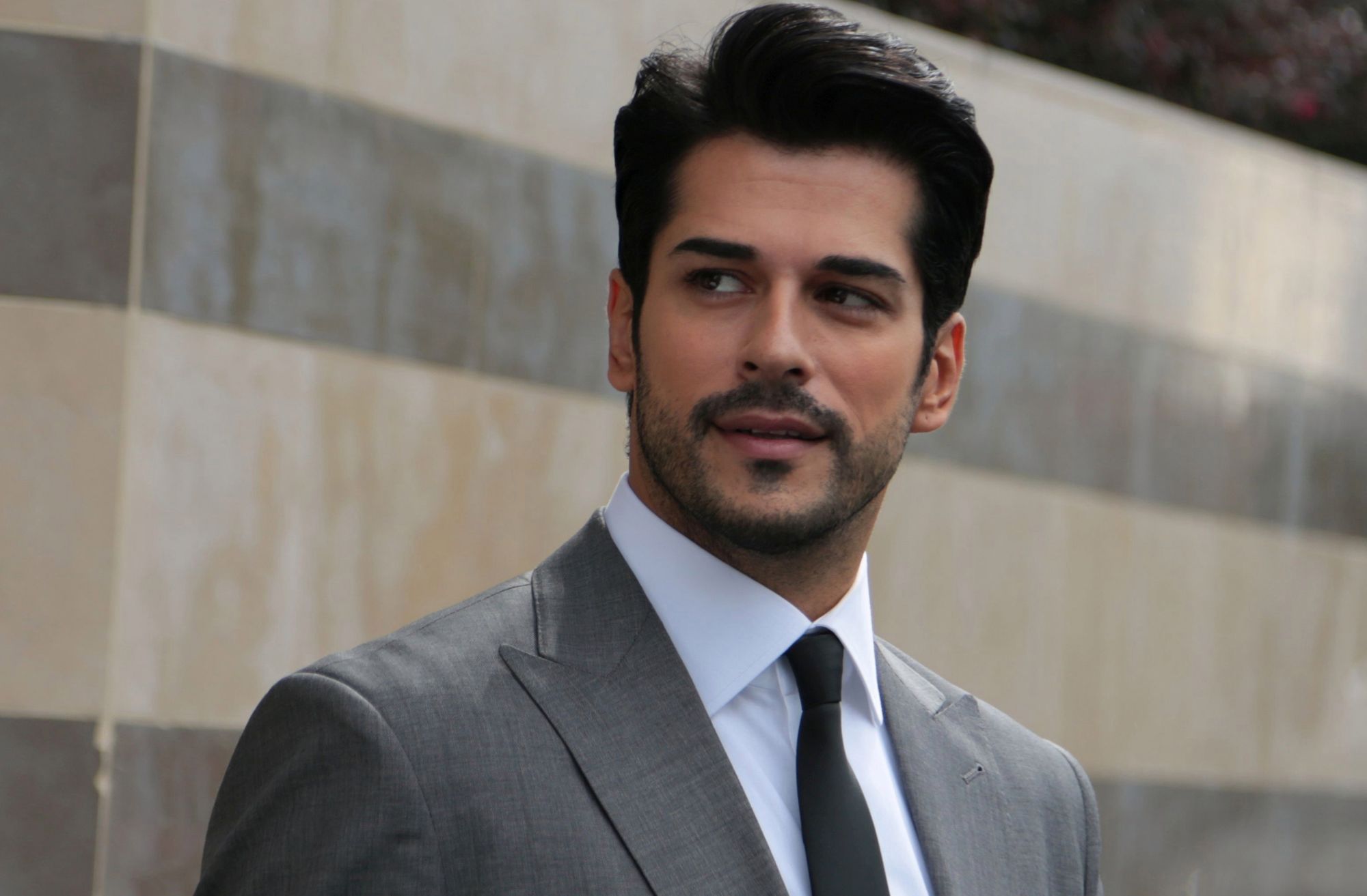 Los 8 datos que no sabías de Burak Özçivit, el galán de 'Amor Eterno' de Univision - La Raza