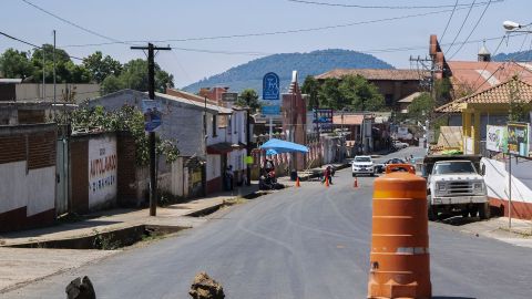 MEXICO-HEALTH-VIRUS
Community police members control vehicles to avoid tourists from entering Zirahuen town as a preventive measure to stop the spread of the novel coronavirus, COVID-19, during the Easter holiday in Michoacan state, Mexico on April 11, 2020. (Photo by ENRIQUE CASTRO / AFP)