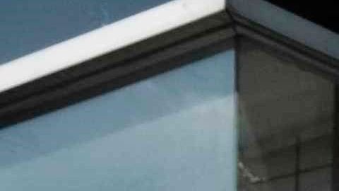 AME2336. SAN JOSÉ (COSTA RICA), 26/05/2020.- El activista de 76 años Marco Castillo (i) y su pareja Rodrigo Campos (d) se besan este martes durante su boda, el día en que el matrimonio entre personas del mismo sexo queda habilitado en Costa Rica al vencerse el plazo de 18 meses que la Sala Constitucional dio al Congreso para que legislara al respecto, en el Juzgado de Familia en San José (Costa Rica). Hace más de tres décadas Marco Castillo inició un camino hacia la igualdad, lleno de rechazos, obstáculos, pero también de satisfacciones y logros, el último de ellos el matrimonio igualitario en Costa Rica, que entra en vigor este martes por orden de la Sala Constitucional. EFE/Jeffrey Arguedas