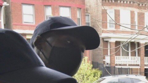 El nuevo jefe de la Policía de Chicago, David Brown (der.), visita vecindarios de la ciudad para ayudar durante la epidemia de Covid-19. (Twitter/CPD)