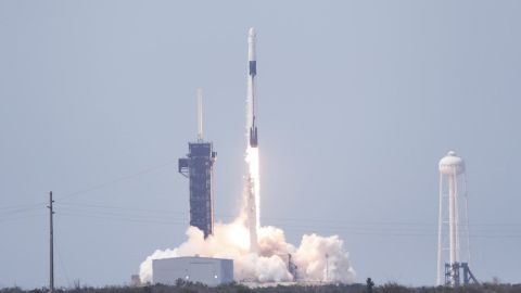 Kennedy Space Center (United States), 30/05/2020.- The manned SpaceX Falcon 9 Crew Dragon Demo-2 mission lifts off from Launch Complex 39A at the Kennedy Space Center, Florida, USA, 30 May 2020. NASA astronauts Robert Behnken and Douglas Hurley are aboard the Crew Dragon spacecraft which is scheduled to dock with the International Space Station. The launch is the first manned space flight from US soil since 2011. (Estados Unidos) EFE/EPA/ERIK S. LESSER