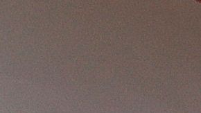 Un médico aplica una prueba de detección de COVID-19 a una niña en Pichincha.