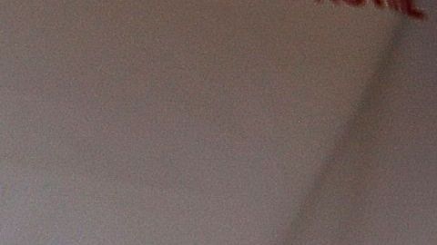 Un médico aplica una prueba de detección de COVID-19 a una niña en Pichincha.