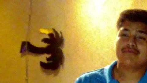 Hilaria Martínez, vestida de rosa, con cuatro de sus cinco hijos.