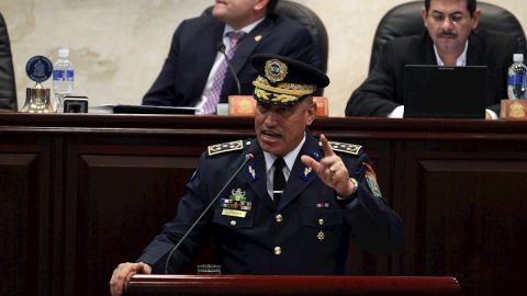 Fotografía de archivo del 10 de abril de 2013 que muestra al entonces director de la Policía Nacional, comisionado general Juan Carlos Bonilla Valladares (c), durante una comparecencia en el Parlamento, en Tegucigalpa (Honduras). La Fiscalía de Nueva York acusó este jueves de tres cargos relacionados con el narcotráfico al exjefe de la Policía Nacional de Honduras Juan Carlos Bonilla Valladares, por los que se podría enfrentar a un máximo de cadena perpetua y que además involucran al actual presidente hondureño, Juan Orlando Hernández.