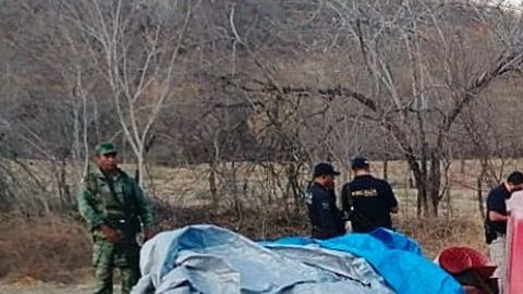 HUETAMO (MÉXICO), 23/05/2020.- Fotografía de una camioneta donde fueron encontrados doce cadáveres, este sábado, en Huetamo, estado de Michoacán (México). Narcotraficantes abandonaron los cuerpos de 12 hombres en una camioneta tras asesinarlos a balazos en el límite de los estados de Michoacán y Guerrero, en el occidente de México, revelaron autoridades este sábado.